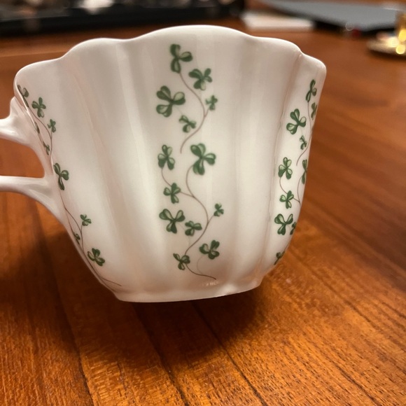 Royal Tara Fine Bone China Shamrock Irish With Gold Trim Teacup & Saucer - Picture 3 of 5